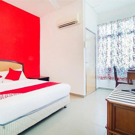 OYO 1093 Ali's Motel Teluk Bahang Esterno foto