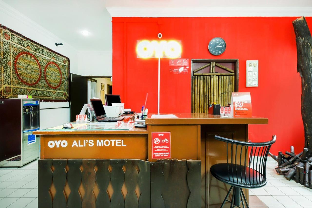OYO 1093 Ali's Motel Teluk Bahang Esterno foto
