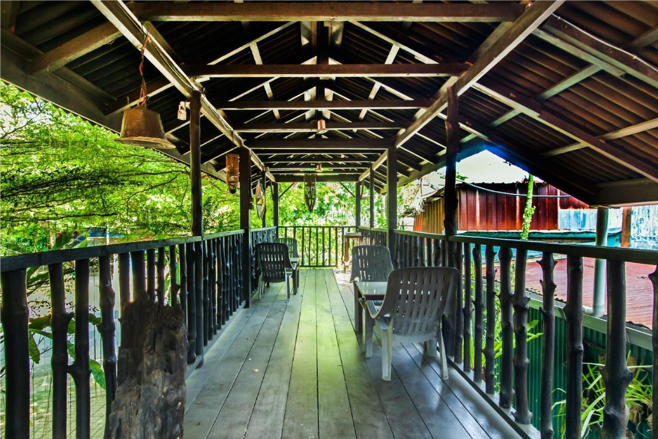 OYO 1093 Ali's Motel Teluk Bahang Esterno foto