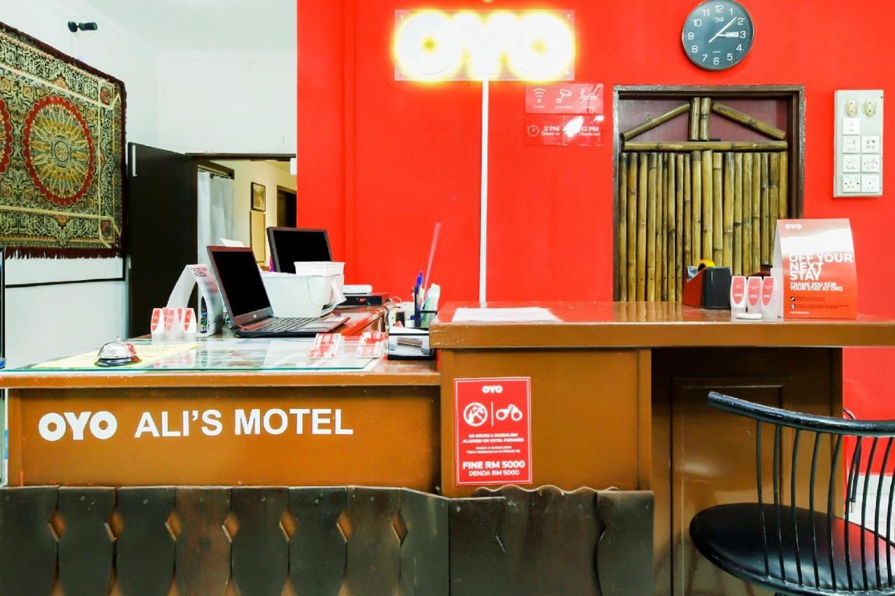 OYO 1093 Ali's Motel Teluk Bahang Esterno foto